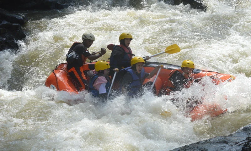 Mengapa Anda Harus Mencoba Rafting di Sungai Cisadane