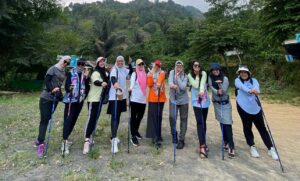 Peserta trekking Curug Leuwi Hejo mengikuti kegiatan team building perusahaan di Sentul Bogor